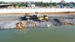 18-тонный самосвал SHACMAN застрял в грязи.