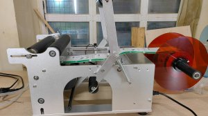 Этикетировочная машина для широких этикеток.