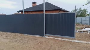 Серый забор из профлиста красиво смотрится .