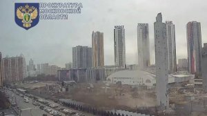 Более 50 автомобилей повреждены при обрушении колонны демонтируемого комплекса