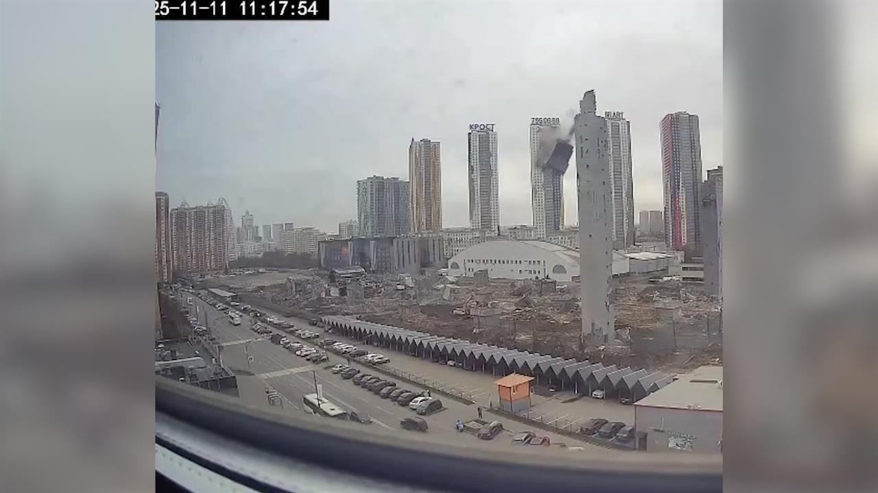 Момент падения высотной опоры комплекса "Снежком" в Красногорске попал на видео