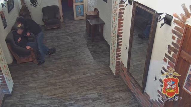 В ресторане в Химках полицейские задержали мужчину, похитившего у спящего посетителя телефон и часы смотреть онлайн