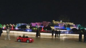 Вечерняя прогулка по парку Дербента, в парке играет музыка на фонтане а дети катаются на качелях,