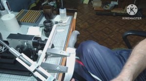 Позиционирование охотничьего ножа Кизляр в губках. Финишь заточки.