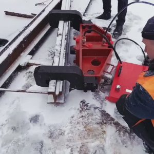 Работа гидравлического рельсогиба РГ100 с ручным насосом.