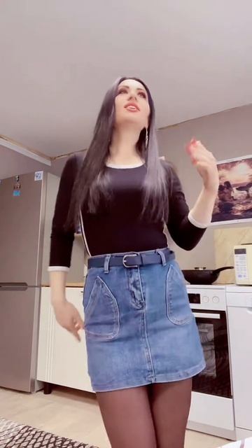 Красивая девушка танцует на кухне в колготках и ножки в белых носках