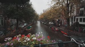 Расслабляющая прогулка под проливным дождем по Амстердаму