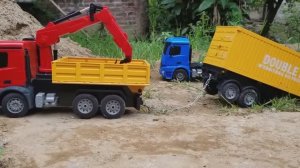 🚚🛻🚜 Экскаватор копает песок и загружает в самосвал самосвал каток экскаватор машинки