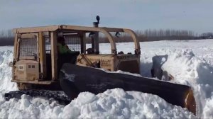 Бульдозер Cat D7 1961 года чистит снег.