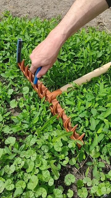 Обязательно запомни эту хитрость! Как легко сделать бороздки под посев семян? #shorts смотреть онлайн