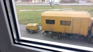 крутая большая интересная машина с чем-то с зади