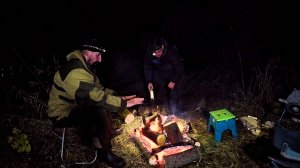 Река. Ноябрь. Вечерок. Костерок. Рыбалка на живца. Раз на раз не приходится или то густо, то пусто.