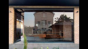 Телескопическая перегородка из темного стекла