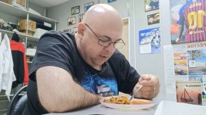 Мукбанг на работе. Баклажаноая икра, сосиски и томатный сок. Необъяснимое.