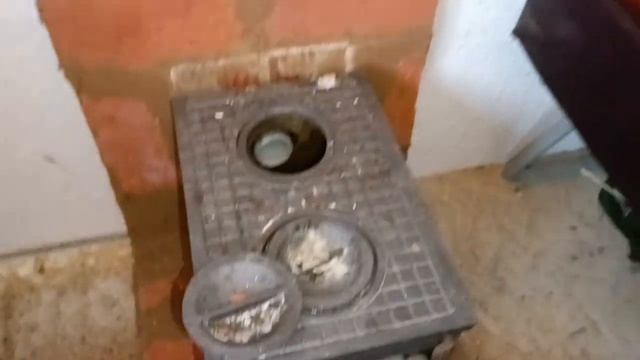 бомж-канал, труба дело. установил трубу в буржуйку, тяга появилась, печка запалилась, тепло началось смотреть онлайн