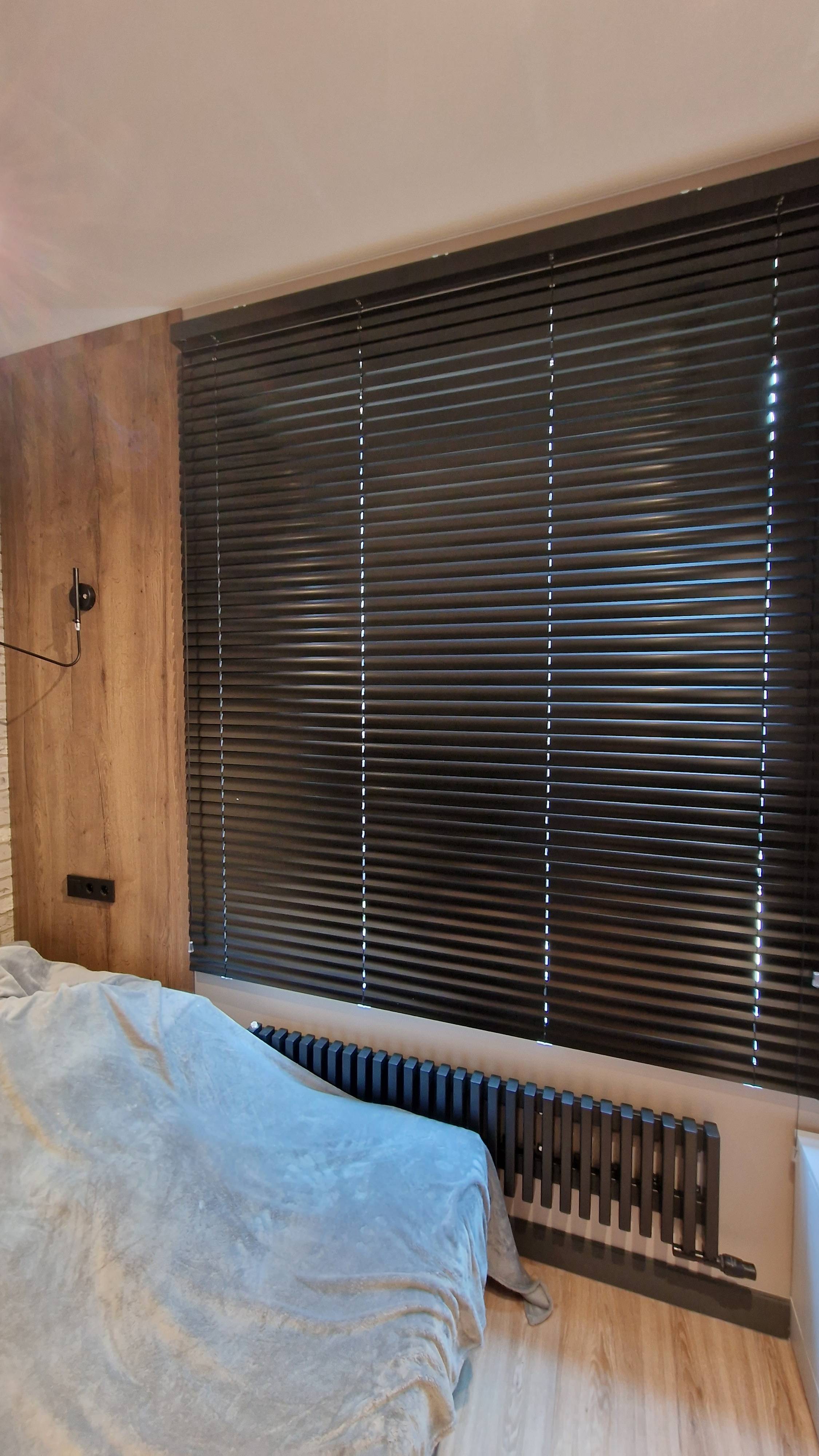 Горизонтальные алюминиевые жалюзи 50мм. Черные. Без тесьмы. Монтаж на проем.