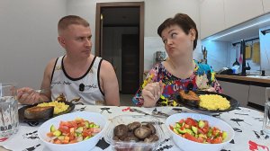 Мукбанг Вован ОГРЫЗАЕТСЯ, получается я ПЛОХАЯ, всё ЗАПРЕЩАЮ, а кто разрешает ХОРОШИЙ! Семейный ужин