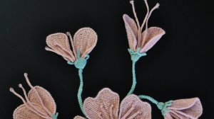 Розовый бутон с бусинами. Вяжем вместе ирландское кружево.