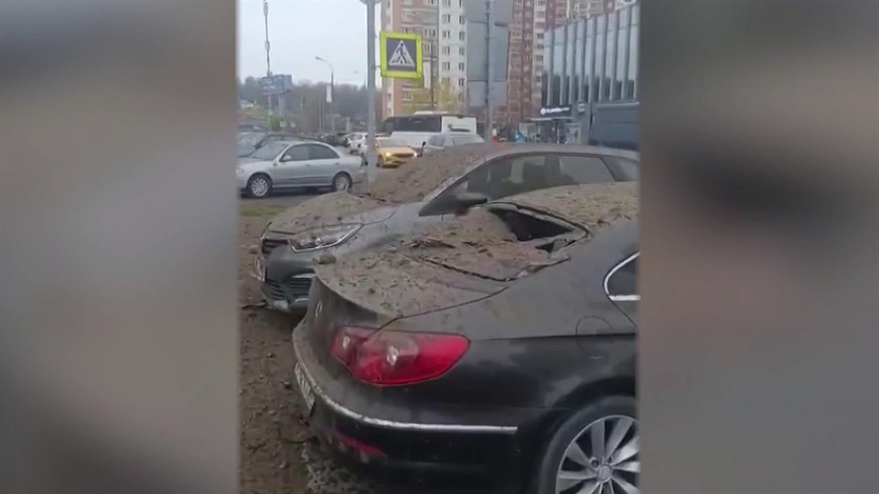 В результате работ по сносу "Снежкома" пострадали пешеходы и разбито много машин