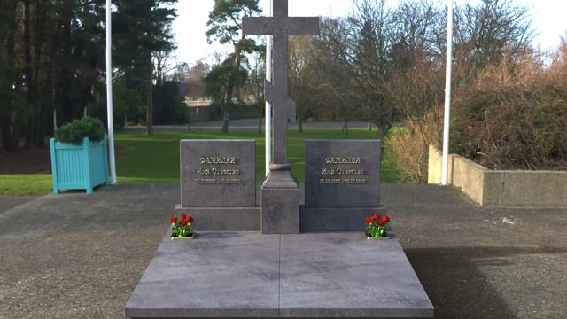 Женский памятник на двоих из Купецкого гранита и белого мрамора Коелга со скамейкой и тремя цветник смотреть онлайн