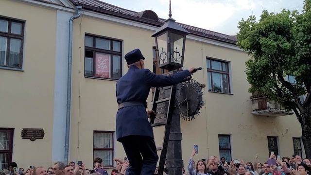 Старинная традиция Бреста. Фонарщик зажигает фонари на улице Советской