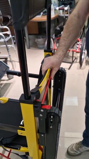 Компактный лестничный ступенькоход для маломобильных людей смотреть онлайн