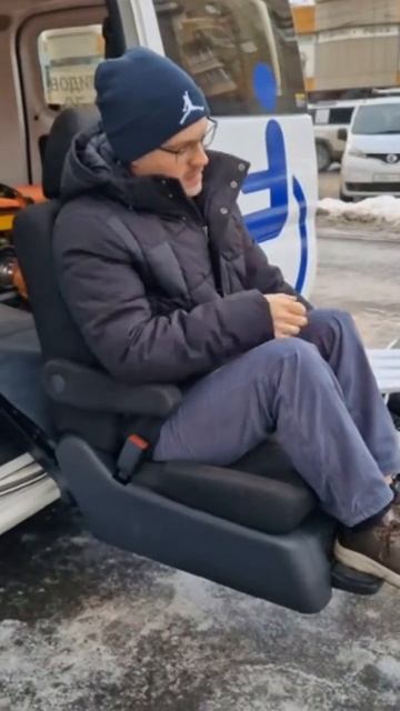 Поворотное выдвижное кресло - лёгкая посадка-высадка маломобильных пассажиров смотреть онлайн