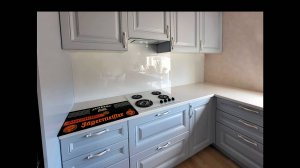 Стеклянный фартук на кухню с белой пленкой