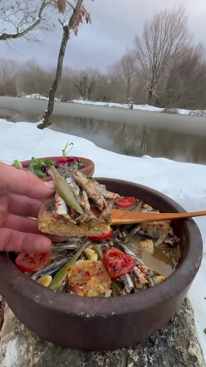 Тушеная скумбрия на костре в лесу ❄️ 🐟