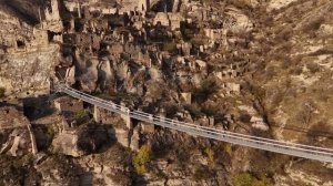 Аул призрак Старый Кахиб в Дагестане. Подвесной мост. Съемка с дрона.