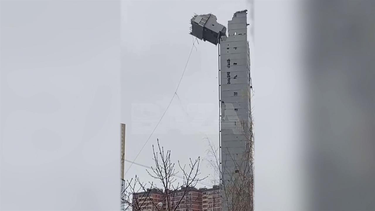 Во время сноса "Снежкома" в Красногорске обломки повредили дома и машины