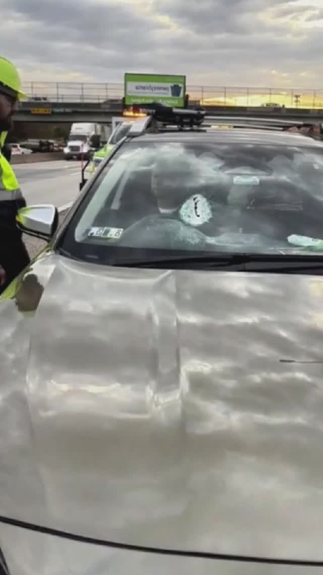 КРЮК пробил лобовое стекло