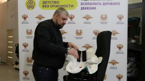 Укладываем малыша в автокресло
