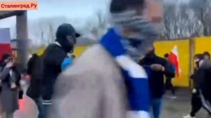 «Стоп иммиграции, время депортации!», «Польский народ вымирает!»

С такими плакатами несколько...