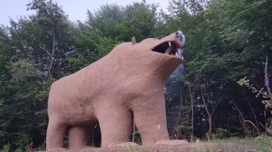 Построил гигантского медведя из глины и обустроил внутри хижину.