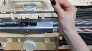 Три варианта обработки срезов. 
На изделиях как шарф, палантин,  разрезы.