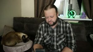 Как всегда в уютном маленьком домике читаю комментарии зрителей и отвечаю на вопросы