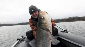 Фрикцион визжит. Спиннинг в дугу. Снова бонус. Он меня измотал.