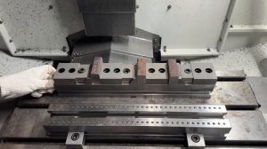 Инструкция по корректировке расстояния от упора до губки многопозиционных тисков