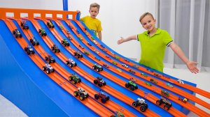 Влад и Никита играют с игрушечными машинками и новым игровым набором!