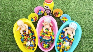 Мультики для детей. Смешиваем шарики в ванночках с куклами и слаймом. Смотреть онлайн для малышей.