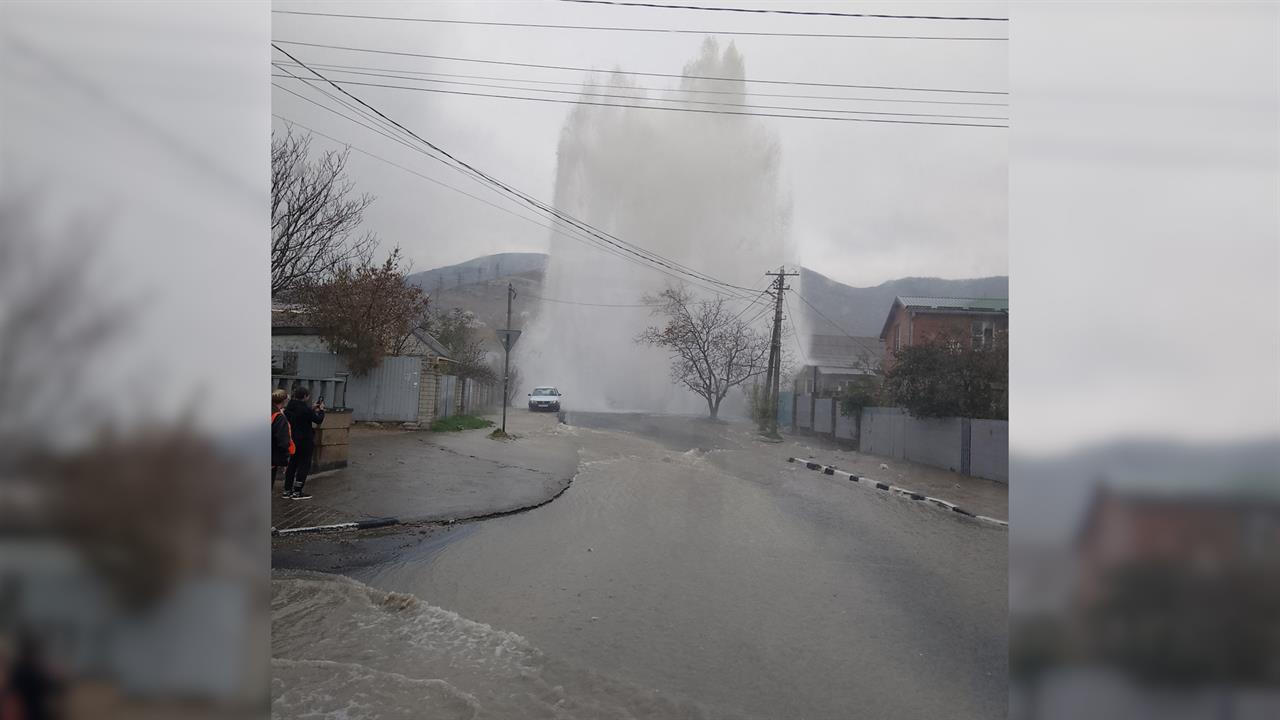 10-метровый фонтан из канализации залил улицу в Новороссийске: видео