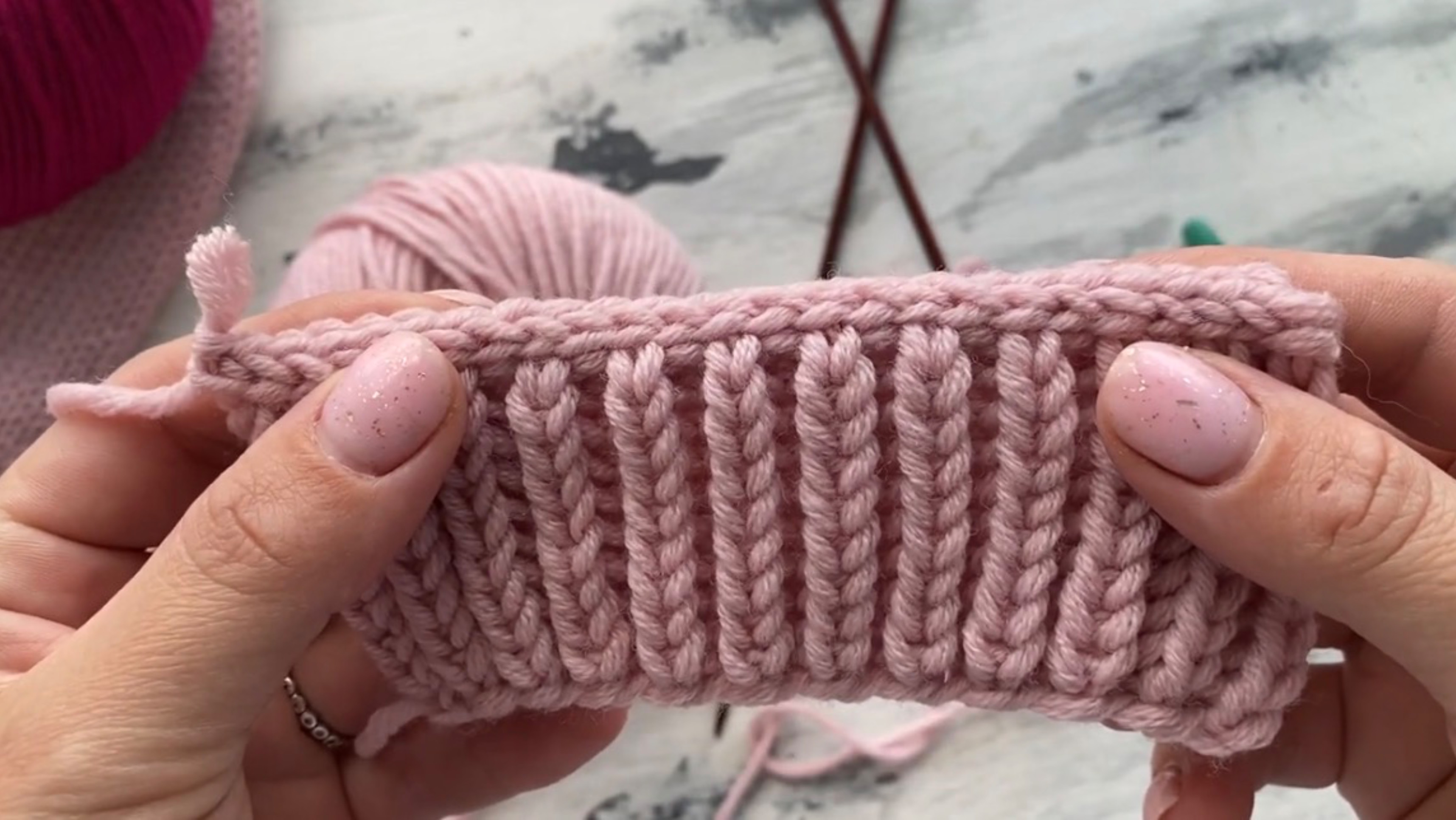 Интересное закрытие петель рукавов, низов изделия, ворота смотреть онлайн