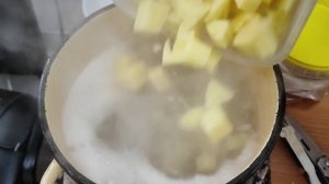 ПРОСТОЙ КАРТОФЕЛЬНЫЙ СУПЧИК НА КУРИНОМ БУЛЬОНЕ