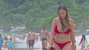 Прогулка по пляжу Бразилии. Красивые девушки в мини бикини без стеснения демонстрируют свои фигурки