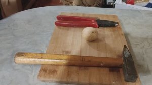 Как расколоть грецкие орехи с помощью инструмента