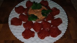 Хрустящие ломтики салями, превращённые в чипсы.