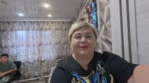 Готовлю бризоли. Абдугани  вырезает  тесто для творожных  ушек. Постелили новый ковёр.