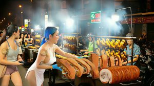 Самая вкусная уличная еда во Вьетнаме. Вы почувствуете ее запах еще до того, как увидите. Вьетнам