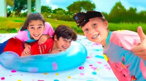 Настя и друзья учатся играть командой